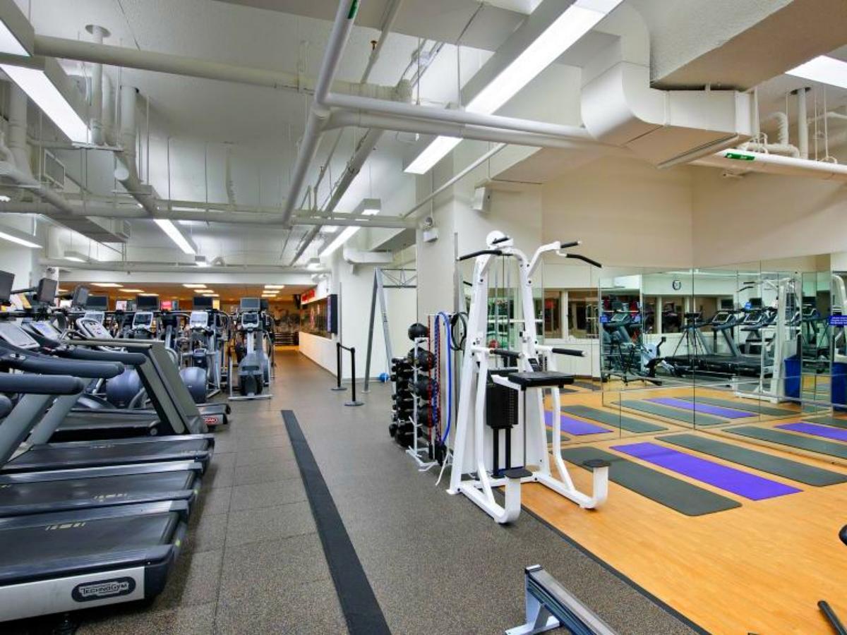 Hotel city club. Нью-Йорк отель Плаза зал тренажерный. Манхэттен фитнес. Crowne Plaza New York. Fitness Blink New York City.